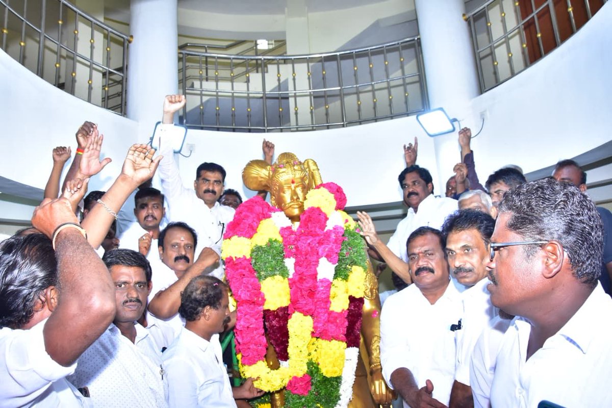 duraivaikooffl's tweet image. சூரியன் அஸ்தமிக்காத நாடு என்று இறுமாப்புக் கொண்டிருந்த ஆங்கிலேயனுக்கு சிம்ம சொப்பனமாக விளங்கிய தென்னாட்டு வேங்கை, பாஞ்சை வேந்தன் வீரபாண்டிய கட்டபொம்மன் கயத்தாறு கட்டைப் புளியமரத்தில் தூக்கிலிடப்பட்ட
 226 வது நினைவு நாள் இன்று (16.10.2025)

மறுமலர்ச்சி திமுக சார்பில் கயத்தாறில்,…