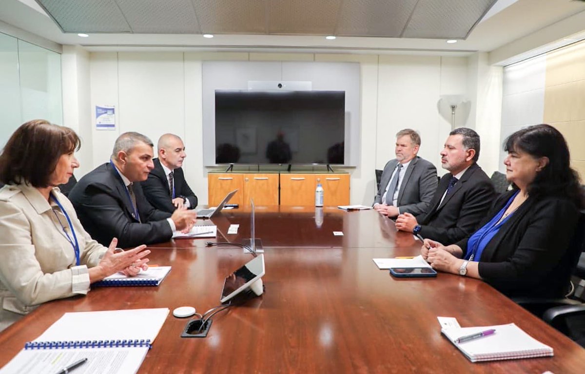 bankashqiperise's tweet photo. Guvernatori Sejko në një takim me z. Marco Ruiz
 
Guvernatori Sejko zhvilloi një takim me z. Marco Ruiz, Drejtues i Ekipit të Këshillimit dhe Partneriteteve pranë Departamentit të Menaxhimit të Aseteve dhe Shërbimeve Këshilluese në Bankën Botërore.  
 
Në fokus të diskutimeve ishin projektet e ndryshme për menaxhimin e rezervave, zbatimin e politikës monetare dhe shërbimet e pagesave dhe transfertave. Rezervat valutore në rritje e Bankës së Shqipërisë, një tregues kyç i qëndrueshmërisë financiare të vendit, ofrojnë një garanci të rritur për investitorët e huaj.
 
Takimi u zhvillua në kuadër të Mbledhjeve Vjetore 2025 të FMN-së dhe BB-së në Uashington, DC, ku Banka e Shqipërisë përfaqësohet nga delegacioni i kryesuar nga Guvernatori Gent Sejko.