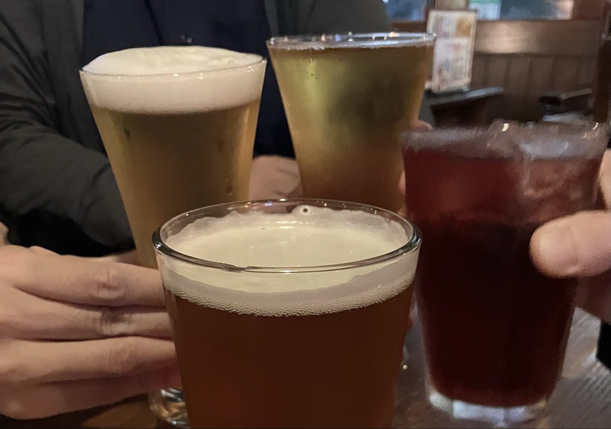 会議が長引いた流れで1杯だけ。
ホブゴブリンIPAのパイントをチョイス。
80年代のHR、ホワイトスネイクやモトリークルーが流れていて、歓迎されているかんじでした。
#ホブゴブリン