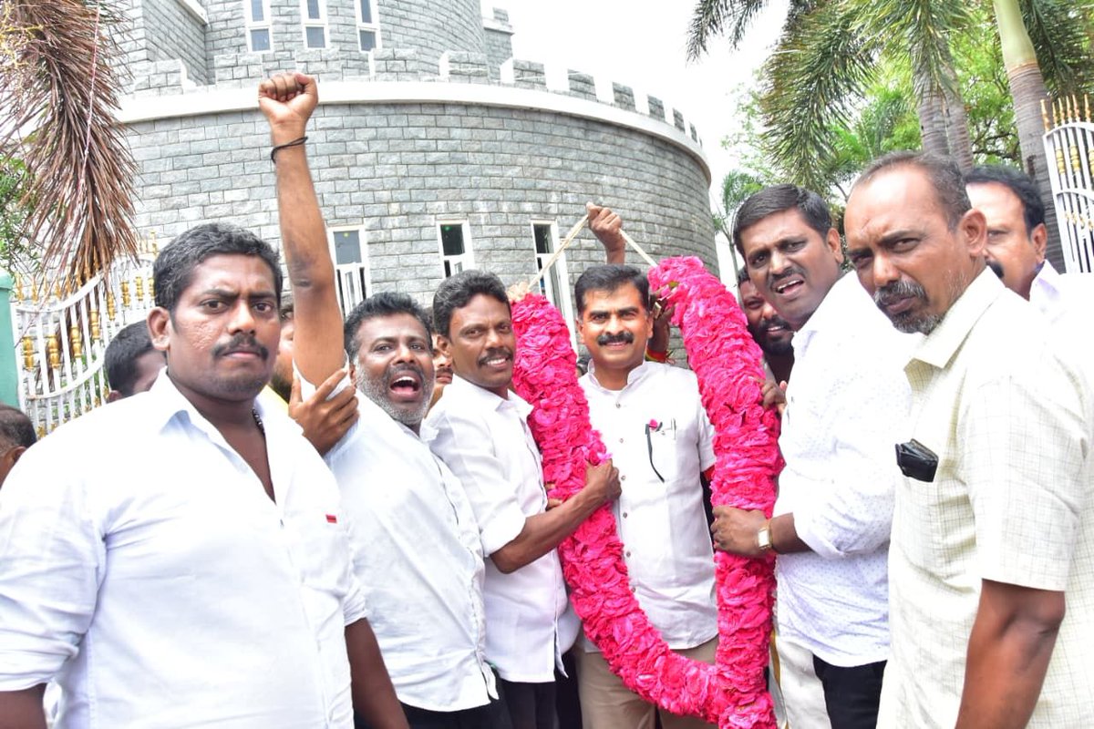 duraivaikooffl's tweet image. சூரியன் அஸ்தமிக்காத நாடு என்று இறுமாப்புக் கொண்டிருந்த ஆங்கிலேயனுக்கு சிம்ம சொப்பனமாக விளங்கிய தென்னாட்டு வேங்கை, பாஞ்சை வேந்தன் வீரபாண்டிய கட்டபொம்மன் கயத்தாறு கட்டைப் புளியமரத்தில் தூக்கிலிடப்பட்ட
 226 வது நினைவு நாள் இன்று (16.10.2025)

மறுமலர்ச்சி திமுக சார்பில் கயத்தாறில்,…