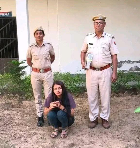 इस मासूम सी लड़की के कारनामे सुनकर आपके होश उड़ जाएंगे।
ये मथुरा की रहने वाली है
प्यार का नाटक करके लड़कों को अपने जाल में फसाती है।
फिर लड़कों से शादी कर उसके परिवार के गहने चुराकर भाग जाती है, ऐसे कारनामे यह कई बार कर चुकी है।
अब यह पुलिस की गिरफ्त में है।