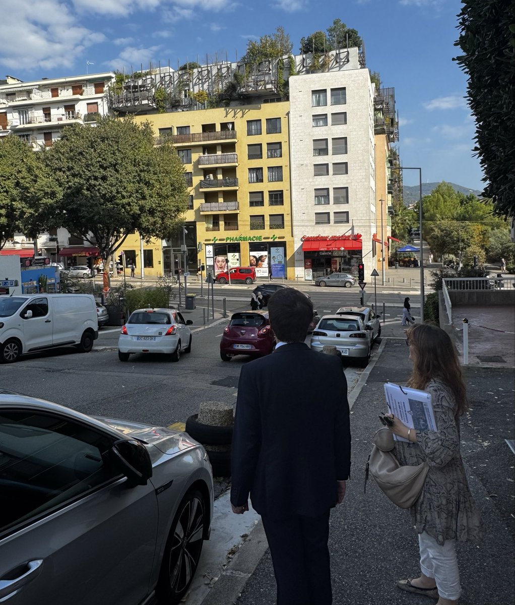 hervecael's tweet photo. Échanges constructifs avec le comité de quartier GRAINN et sa présidente Mme Sandrine MAESTRONI autour du projet d’installation d’une antenne de téléphonie mobile sur un immeuble du boulevard Gorbella.
Cette implantation, située à moins de 100 mètres d’une école et d’une crèche, suscite une vigilance légitime des riverains.
Conformément à ses engagements pris lors de la réunion avec les représentants des conseils syndicaux, le Maire de Nice est intervenu auprès de l’opérateur. Il a ainsi obtenu la suspension des travaux et l’ouverture de négociations.
Cette décision illustre le volontarisme constant du Maire de Nice dans la gestion de ces implantations, et son engagement à protéger la qualité de vie et la sécurité des habitants.
Grâce à la charte Ville–opérateurs, mise en place à son initiative, la Ville dispose aujourd’hui d’un cadre de dialogue efficace.
Le Maire réaffirme par ailleurs sa volonté de faire évoluer la législation nationale afin que les communes puissent disposer d’un véritable pouvoir de décision sur l’installation des antennes.