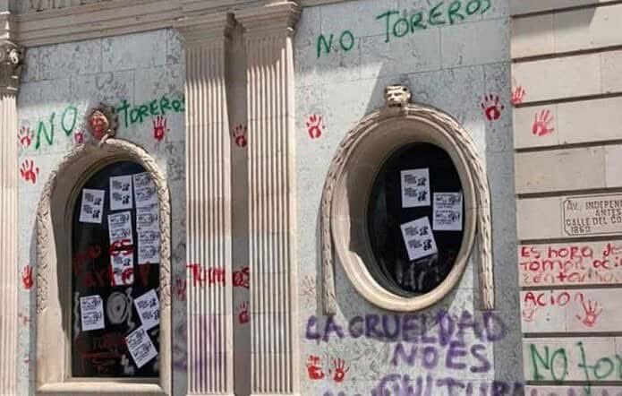 🚨Antitaurinos sin toros pero con daños: ahora pagarán la corrida🐂

H. Chihuahua, Chih. – El Municipio de Chihuahua presentó denuncias por daños al edificio de la Presidencia Municipal, donde un grupo de manifestantes contra las corridas de toros causó destrozos el pasado 5 de