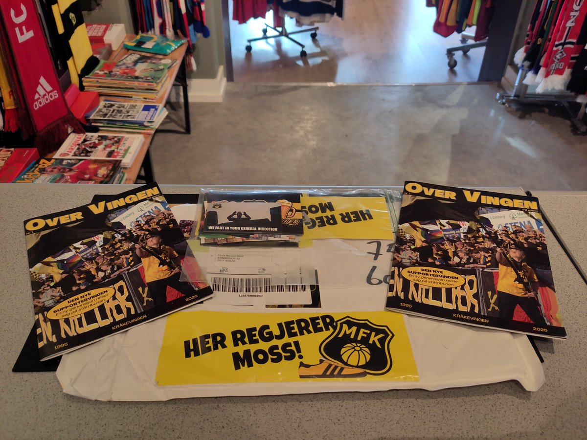 ForzaSecondHand's tweet image. Fantastiske overraskelser som lå i postkassen fra Christian. Takk! Over Vingen lagt ut på forzasecondhand.no. Mange andre nyheter de siste dagene. Også Djurgården-fanzine og annet snacks fra @Sofialaktaren1 Press.