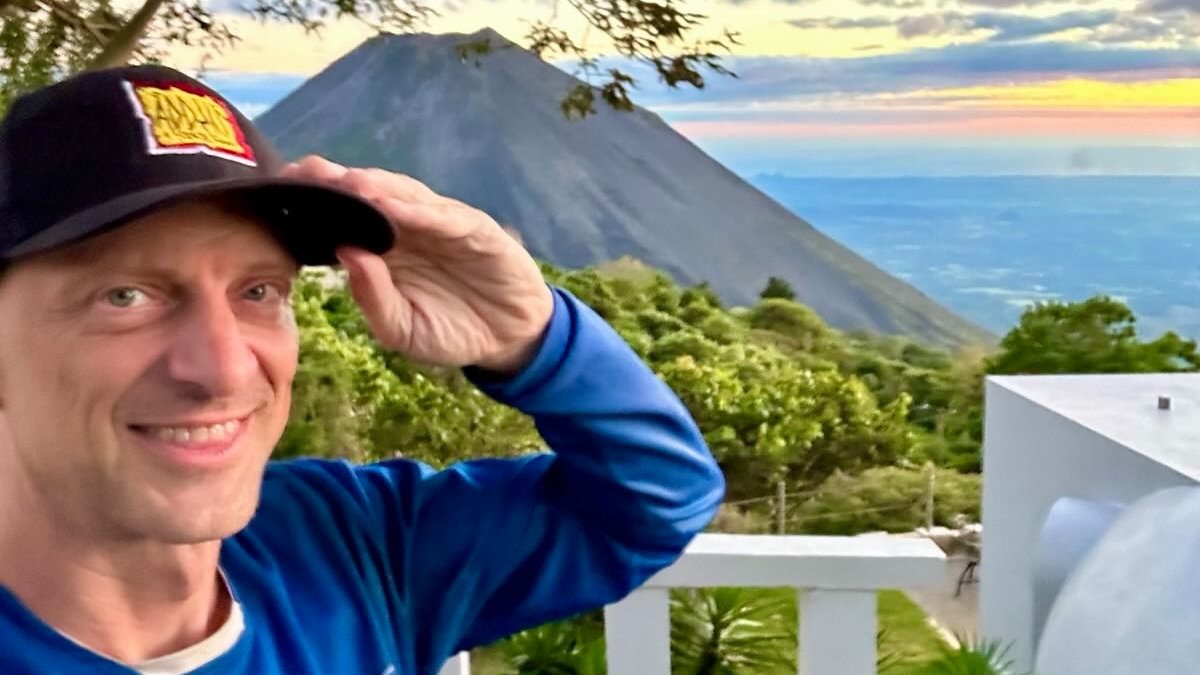 BuildSalvador's tweet image. 🚨 Builder Spotlight: @jonatack
From a comfortable life in France to the raw freedom of El Salvador.
We sat down with Bitcoin Core dev Jon Atack to hear his story, and his vision for Bitcoin R&D in the Salvadoran mountains. 👇
buildinelsalvador.substack.com/p/the-story-of…