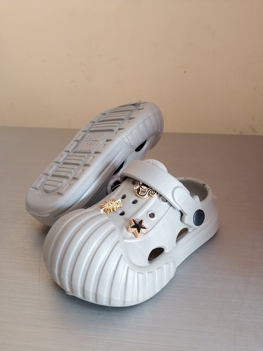 chamvigahsokoni's tweet image. Get your trendy Crocs today — perfect for every step, splash, and stroll. Hurry while stocks last.
From KSh. 250
Call/DM 0726712110 to order.
Visit us at Sunshine Gardens Estate-Sabaki 
#crocsstyle #comfortineverystep 
#supermarketdeals #footwearfashion