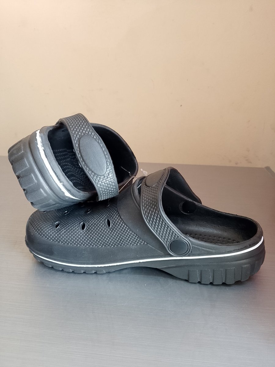 chamvigahsokoni's tweet image. Get your trendy Crocs today — perfect for every step, splash, and stroll. Hurry while stocks last.
From KSh. 250
Call/DM 0726712110 to order.
Visit us at Sunshine Gardens Estate-Sabaki 
#crocsstyle #comfortineverystep 
#supermarketdeals #footwearfashion