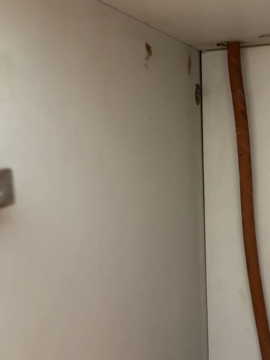 destinyless's tweet photo. @NoBrokerCare this is how no broker did my cleaning service. I have been trying to find solutions and following up from a week now. They are not ready send someone to fix or refund full amount. I will share more pictures. Customer care agreed that cleaning is not done. https://t.co/TAmI0YOscV