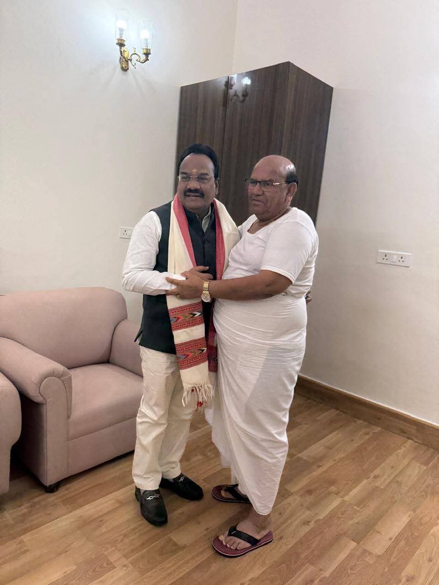 आज तेलंगाना राज्य के आदिलाबाद के माननीय सांसद श्री नागेश जी घोडाम ने निवास पर सौजन्य भेंट की।
इस दौरान क्षेत्र के विकास, जनजातीय समाज के उत्थान, शिक्षा, स्वास्थ्य एवं युवाओं के सशक्तिकरण से जुड़े अनेक महत्वपूर्ण विषयों पर विस्तारपूर्वक चर्चा हुई।