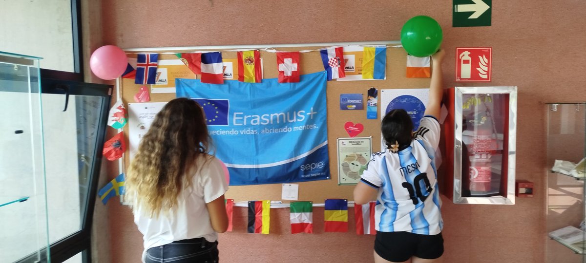 ManuelFuentesRe's tweet photo. Trabajando los #ErasmusDays en el @ieslaminilla    @sepiegob https://t.co/aUOIoUCwvo