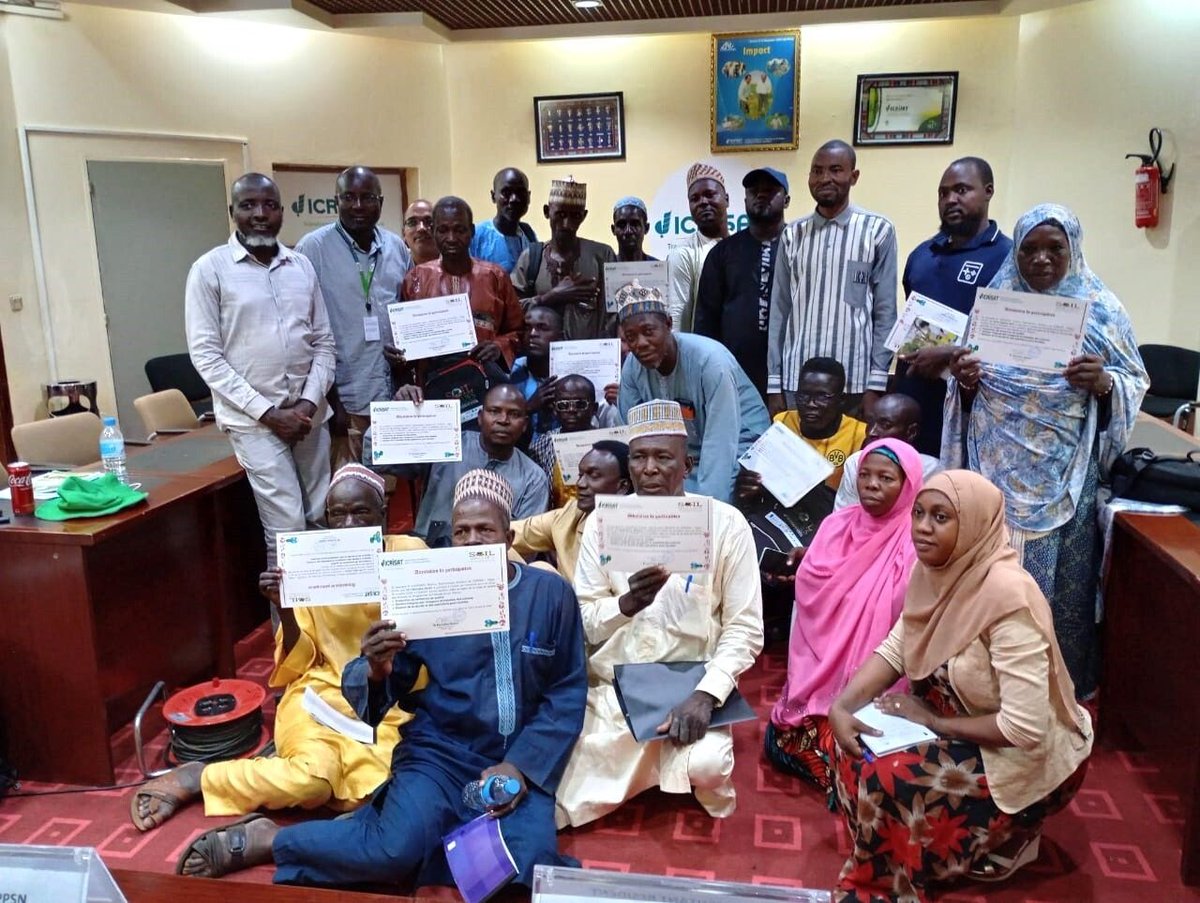 15 oct 2025, Niger: remise d'attestations aux producteurs relais de six communes d'intervention du programme Soil Values. C'est à la fin de la formation organisée par #SoilValuesProgram et <a href="/ICRISAT/">ICRISAT</a>, sur la production de semences et la gestion intégrée des ravageurs. <a href="/IFDCGlobal/">IFDC</a>
