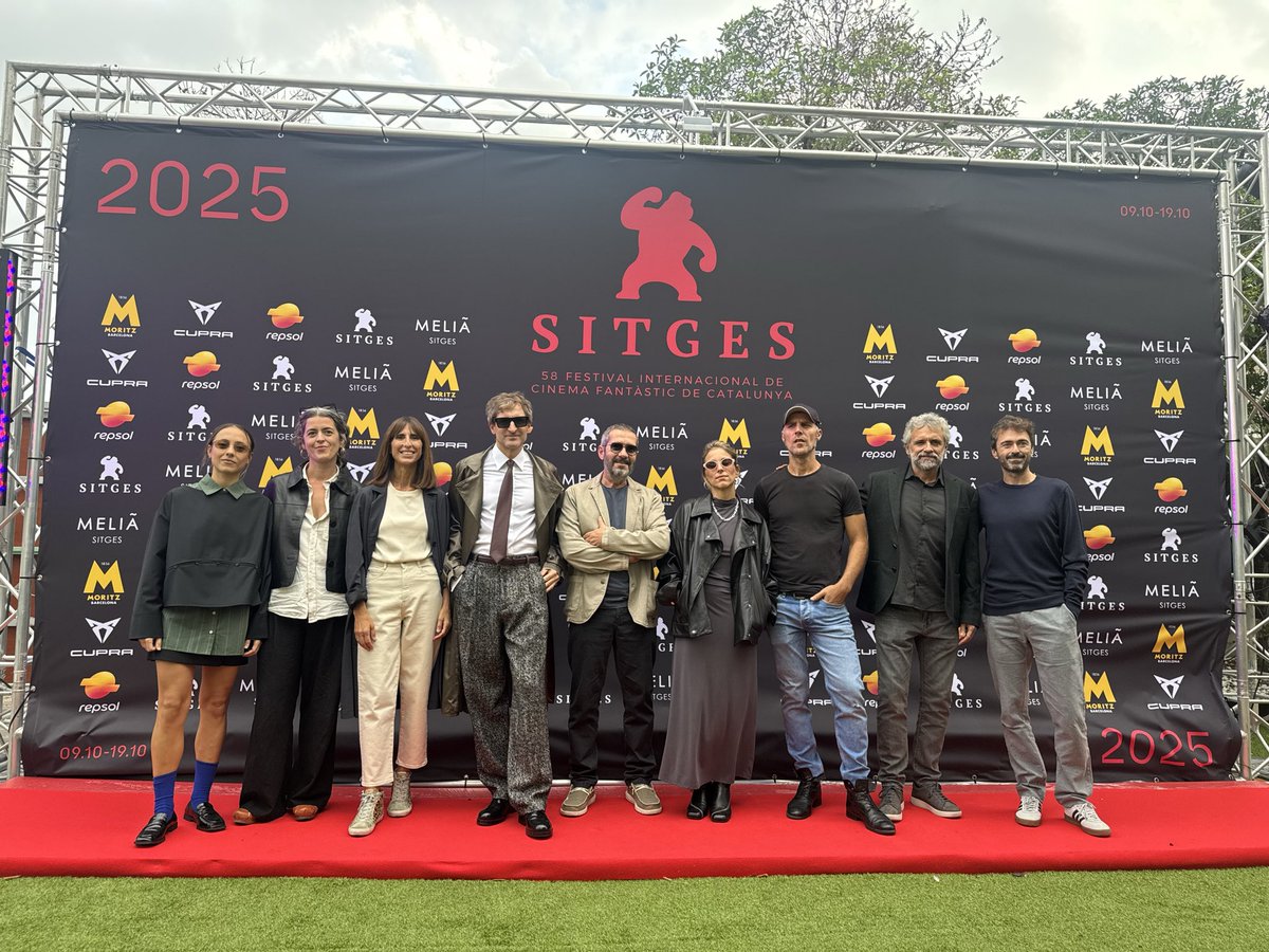 ✨ ¡Estamos en <a href="/sitgesfestival/">Sitges Film Festival</a>! 

👉 HOY presentamos #33días, con todo su EQUIPAZO

Serie original de <a href="/atresplayer/">atresplayer</a>, creada por <a href="/Carles_Porta/">Carles Porta</a> 🙌🏼