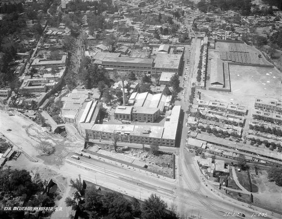 En esta foto de Cia Mexicana Aerofoto, fechada hacia 1956, Fundación ICA, observamos lo que hoy es Plaza Loreto, en esos años la Fábrica de Papel Loreto. También se observa el Río Magdalena en años que se estaba entubando para hacerlo una vialidad, y la construcción del acceso