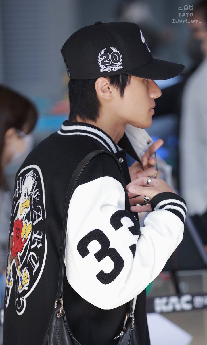 WOOYOUNG'S SIDE PROFILE 🤌🏻