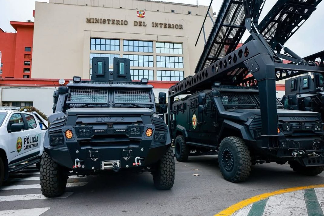 NiqueJorge's tweet photo. 🇵🇪👉 NUEVA FLOTA VEHÍCULAR PARA FORTALECER LA SEG. CIUDADANA //Con la presencia del presidente José Jerí, el ministro Vicente Tiburcio y el Gra. Óscar Arriola (36 camionetas y 3 unids. multipropósito./ eS. https://t.co/K6jv3WEDns