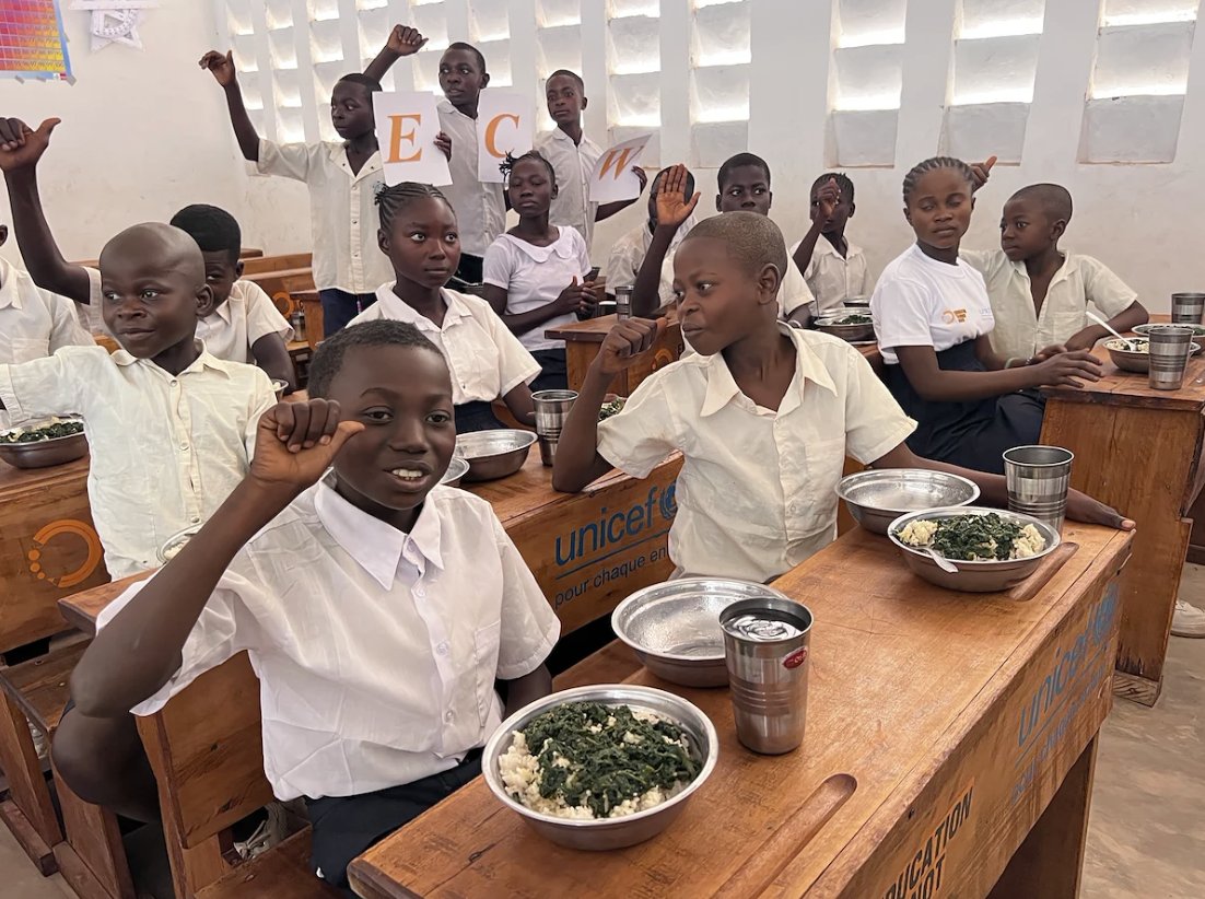 💚Healthy Minds, Healthy Bodies in #DRCongo💚

On today's #WorldFoodDay, learn how <a href="/EduCannotWait/">Education Cannot Wait</a>, <a href="/WFPDRC/">WFP DRC</a>, <a href="/UNICEFDRC/">UNICEF en RDC</a> &amp; strategic partners in 🇨🇩 work together to ensure crisis-affected girls &amp; boys receive nutritious school meals, helping them stay in school and feeding their