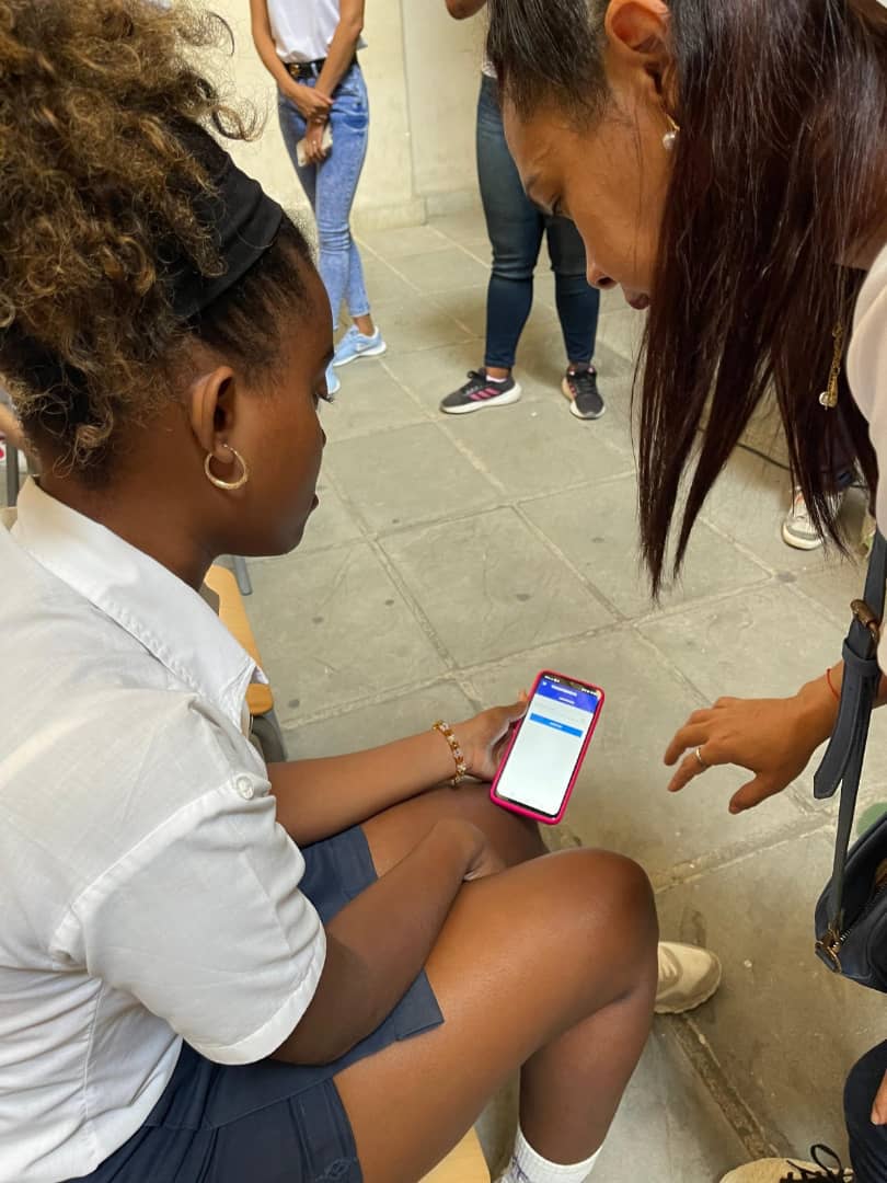 leonormg73's tweet photo. #EjecutivasItinerantes no solo tienen como objetivo la venta de #Cubacel Tur, también alcanzan otros proyectos comunitarios #SumandoAbuelos y #DigitalizandoMiHabana
#CTLPríncipe #CTLÁguila #CTLVedadoPanorama #LaNorteALaVanguardia https://t.co/9lfaazQdyB