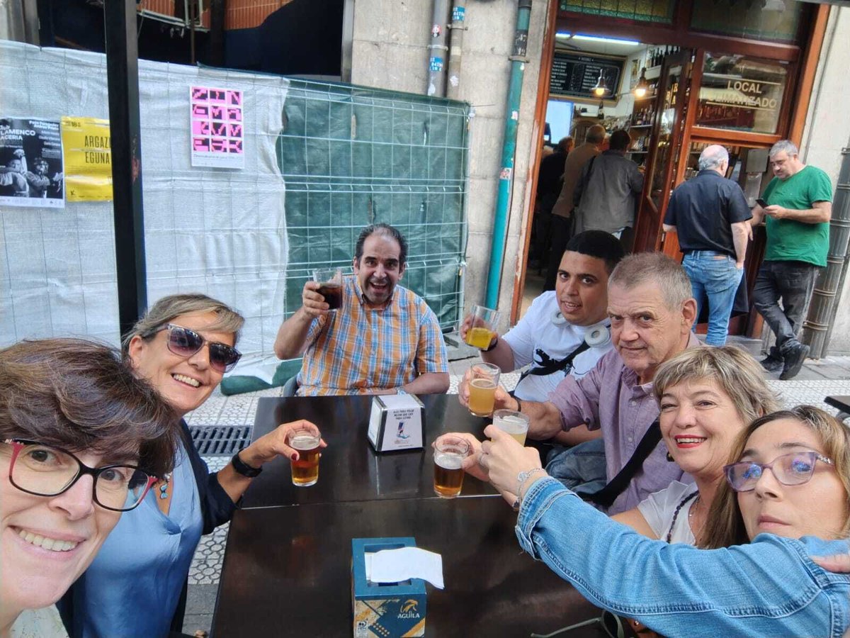 🥃🙂🥪 #EuropakoAstea25-aren  jardunaldiaren ondoren, gure Etxebizitza Zerbitzuaren hiru erabiltzaileak errondan atera dira. 
🥃🙂🥪 Después de la jornada de la #SemanaEuropea25, las tres personas usuarias de nuestro Servicio de Viviendas que han participado se han ido de ronda.