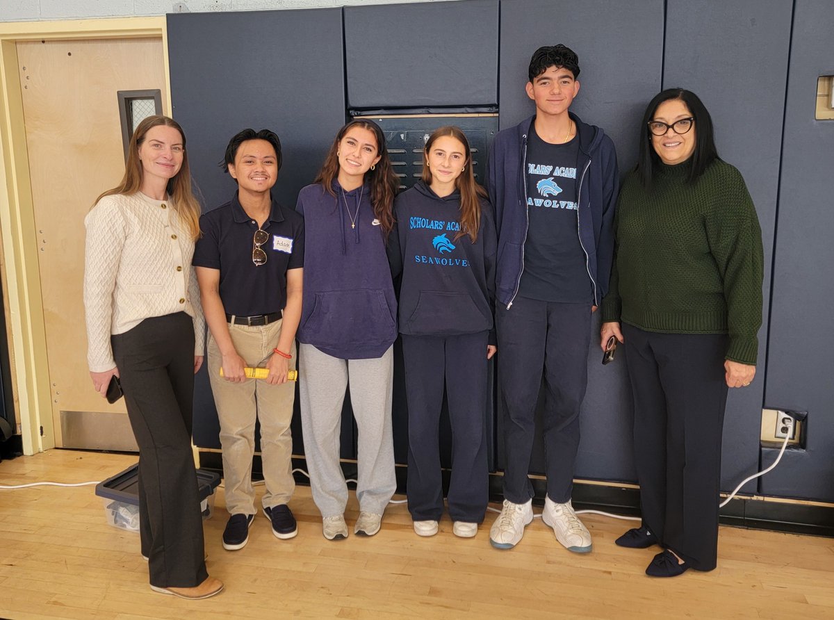 JoannAriola32's tweet image. Very cool to meet up with @TheRockawayWave 's Scholars' Academy interns and a reporter from the school newspaper today during the FDNY Drone demonstration at the school (stay tuned for pictures from that!)  

These kinds of programs for young journalists are so amazing, and they…