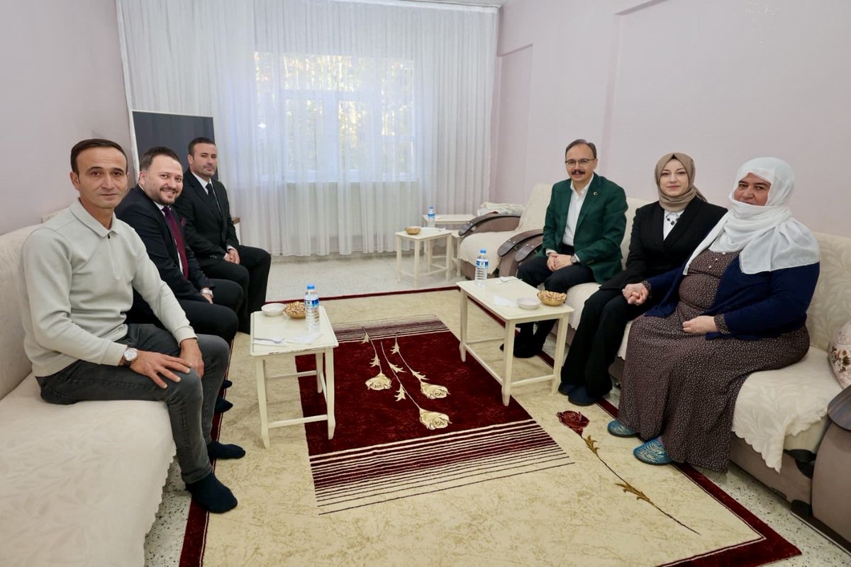 🇹🇷 Aziz Şehitlerimize Minnet Borçluyuz 🇹🇷

Valimiz ve Belediye Başkan V. Sayın <a href="/Dr_KemalKzlkaya/">Dr. Kemal KIZILKAYA</a> ve eşi Nurten Kızılkaya Hanımefendi, #AileYılı etkinlikleri kapsamında; 1991 yılında #Baykan-Kasımlı Köyü’nde şehit olan Güvenlik Korucusu Osman Sarıyer ile 1993 yılında #Pervari ilçe