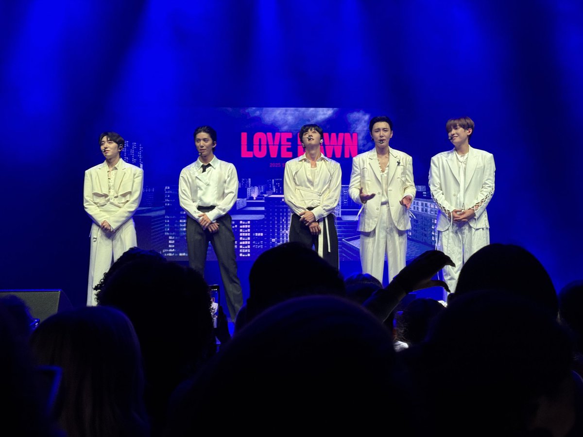 these white outfits were too good …

#SF9 #SF9_LOVE_DAWN #SF9inEUROPE_LONDON