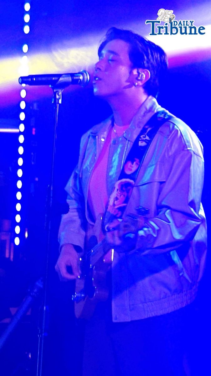 tribunephl's tweet image. POV: UNA KA SA PILA

OPM singer-songwriter Rob Daniel serenades the crowd while waiting for the Power Mac Center iPhone 17 Philippine sale. | Patricia Ramirez

#iPhone17 #PowerMacCenter #DailyTribune