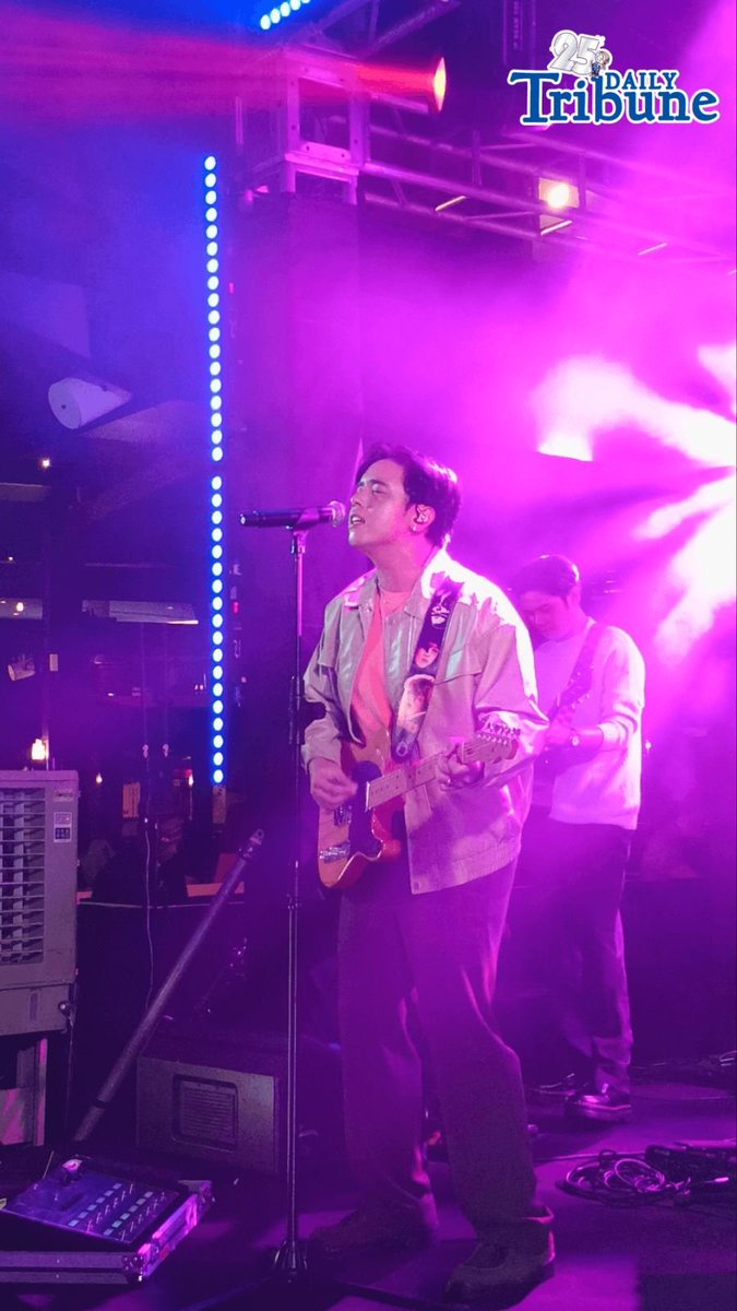 tribunephl's tweet image. POV: UNA KA SA PILA

OPM singer-songwriter Rob Daniel serenades the crowd while waiting for the Power Mac Center iPhone 17 Philippine sale. | Patricia Ramirez

#iPhone17 #PowerMacCenter #DailyTribune