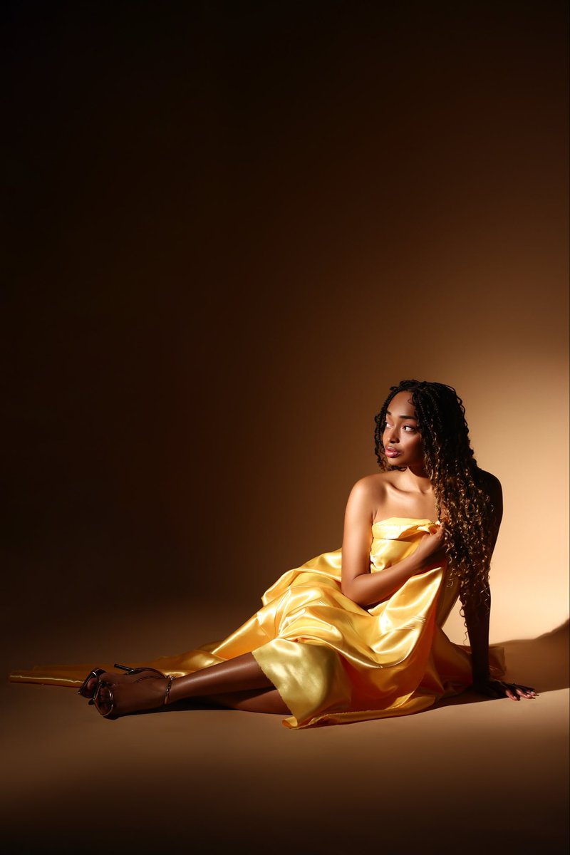 aryialsymone's tweet image. 𝐓𝐡𝐢𝐬 𝐢𝐬 𝟐𝟔. ♎️💛
The year of softness, sensuality, and stepping fully into my feminine energy.
Golden era unlocked — balance restored, as only a true Libra could. 🌼

📸: @_monarchstudios_ 
💇🏽‍♀️: @braidedbykaij 

#Birthday #LibraSeason #Chapter26 #GoldenEra #FeminineEnergy