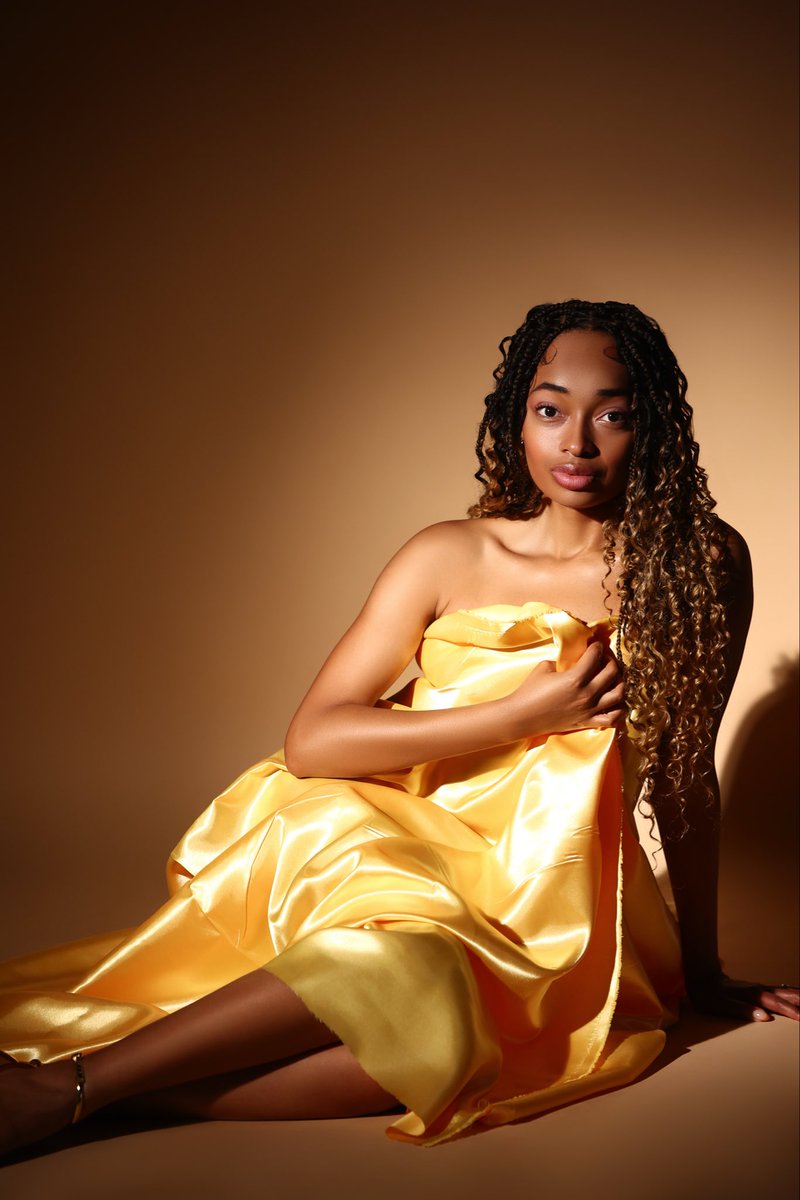aryialsymone's tweet image. 𝐓𝐡𝐢𝐬 𝐢𝐬 𝟐𝟔. ♎️💛
The year of softness, sensuality, and stepping fully into my feminine energy.
Golden era unlocked — balance restored, as only a true Libra could. 🌼

📸: @_monarchstudios_ 
💇🏽‍♀️: @braidedbykaij 

#Birthday #LibraSeason #Chapter26 #GoldenEra #FeminineEnergy