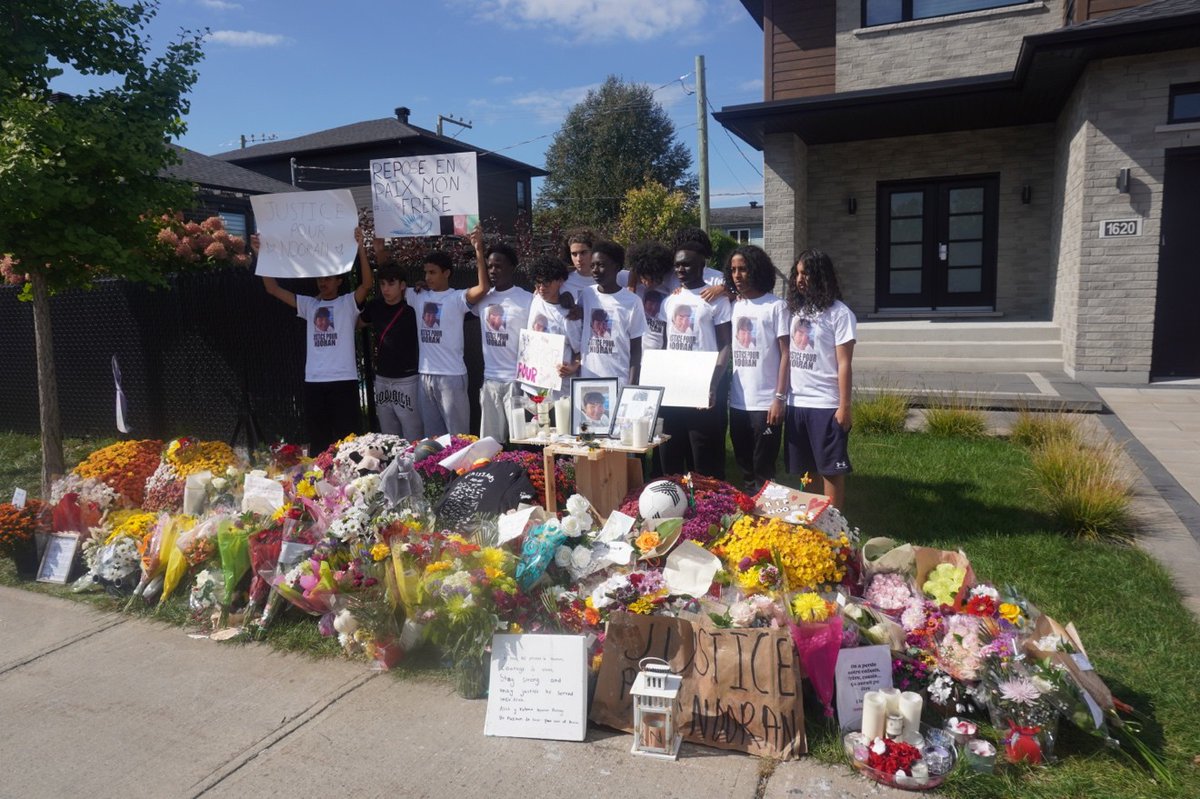 MAJQuebec's tweet photo. Il n’y aura pas de justice pour Nooran Rezayi

Les élèves de la classe de Nooran Rezayi sont revenus sur le lieu de la fusillade pour rendre un dernier hommage à leur ami. 

Quasiment encore tous des enfants et déjà en deuil.

Photo du MAJ, 27/09/2025

https://t.co/3ieIndBk60 https://t.co/NU8BbbT9gv