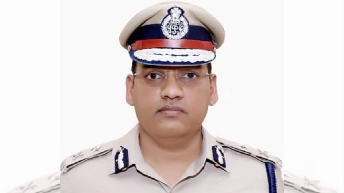 lightiyc's tweet image. यह देखकर दुख और आक्रोश दोनों होता है—
जब एक वर्दी में जवान देश और समाज की सेवा करते हुए शहीद होता है, तभी हमें याद आता है कि “कर्तव्यनिष्ठा की कीमत जान से चुकानी पड़ती है।”
सरकार से बस इतनी मांग है— वादे नहीं, न्याय और सम्मान चाहिए।
#RIPASIसंदीप #HaryanaPolice #Justice