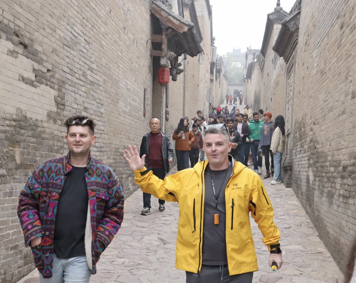 ShanxiDaily's tweet image. 在山西灵石王家大院，外籍博主和留学生们与古建 与历史对话，感受浓厚晋商文化
#DiscoverShanxi
#AncientChineseArchitecture
@zhang_heqing @xuejianosaka @SpoxCHN_MaoNing @xinhua