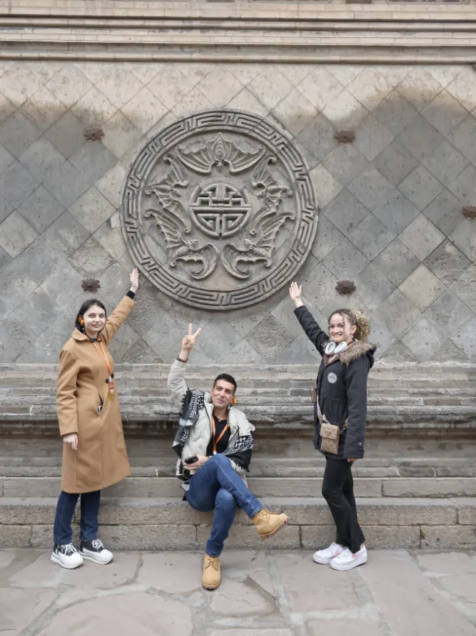 ShanxiDaily's tweet image. 在山西灵石王家大院，外籍博主和留学生们与古建 与历史对话，感受浓厚晋商文化
#DiscoverShanxi
#AncientChineseArchitecture
@zhang_heqing @xuejianosaka @SpoxCHN_MaoNing @xinhua