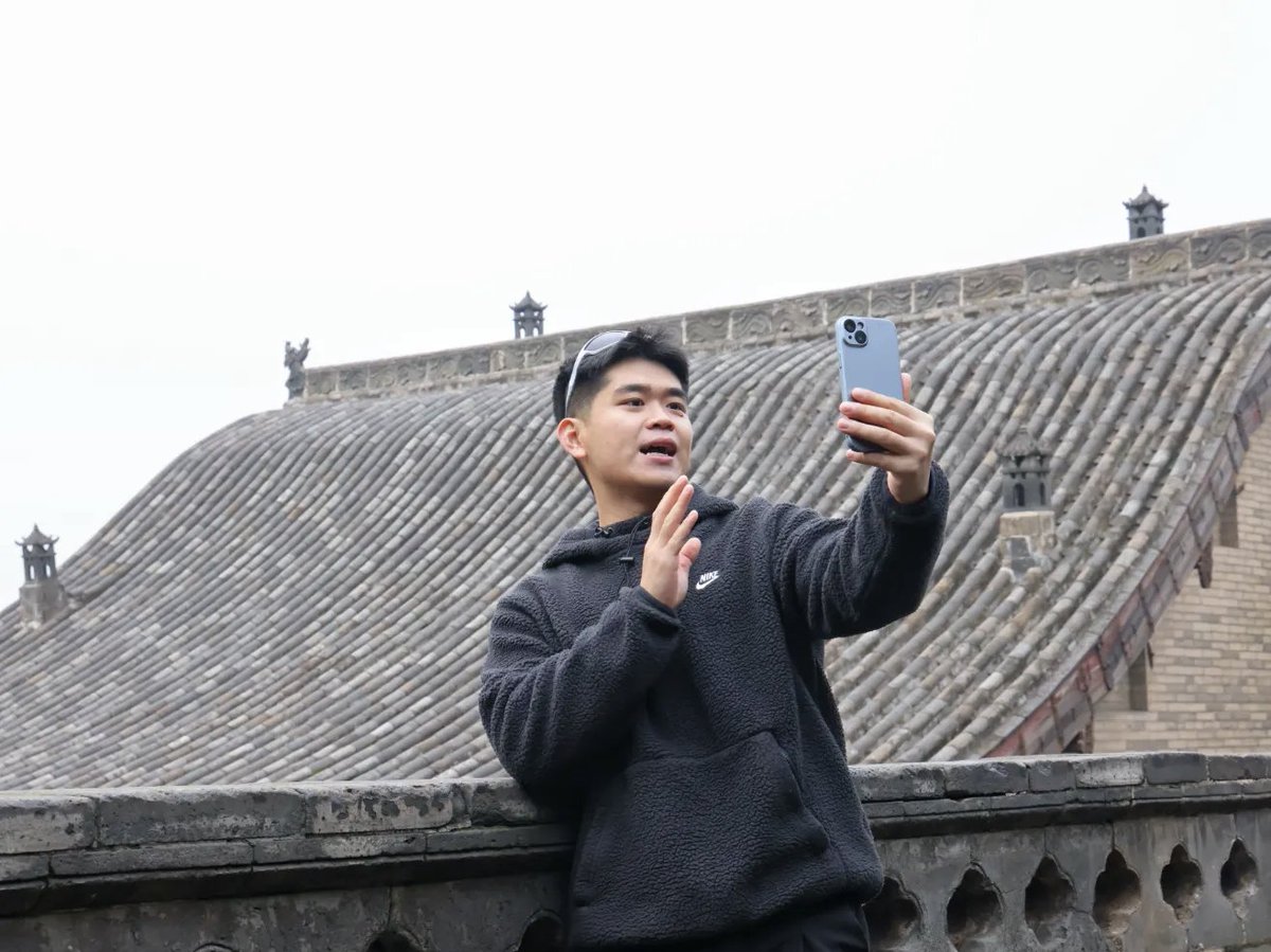 ShanxiDaily's tweet image. 在山西灵石王家大院，外籍博主和留学生们与古建 与历史对话，感受浓厚晋商文化
#DiscoverShanxi
#AncientChineseArchitecture
@zhang_heqing @xuejianosaka @SpoxCHN_MaoNing @xinhua