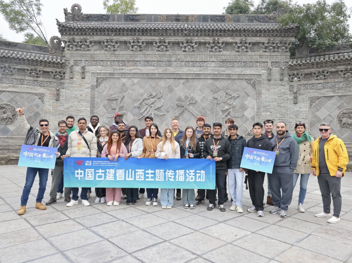 ShanxiDaily's tweet image. 在山西灵石王家大院，外籍博主和留学生们与古建 与历史对话，感受浓厚晋商文化
#DiscoverShanxi
#AncientChineseArchitecture
@zhang_heqing @xuejianosaka @SpoxCHN_MaoNing @xinhua