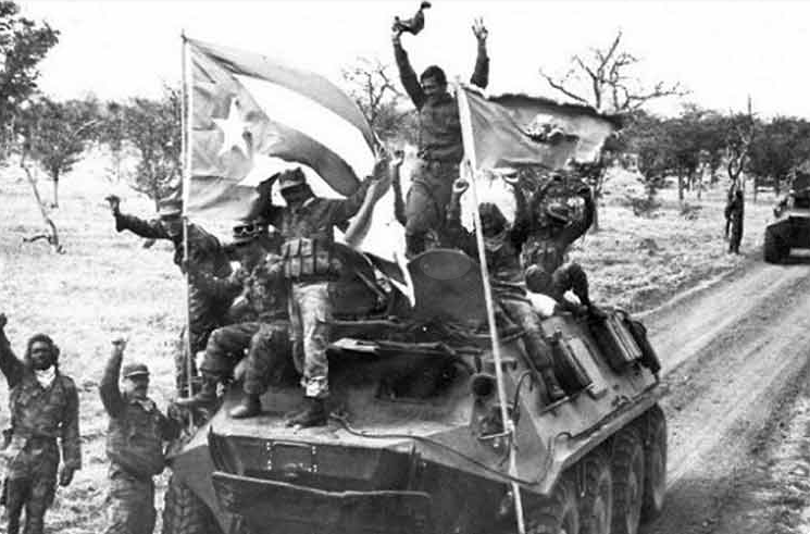 🇦🇴 En la batalla de Cabinda se enfrentaron las tropas internacionalistas cubanas y las Fuerzas Armadas Populares de Liberación de #Angola contra el ejército de Zaire. El heroísmo de angolanos y cubanos condujo a una histórica victoria el 11 de noviembre de 1975. #TenemosMemoria