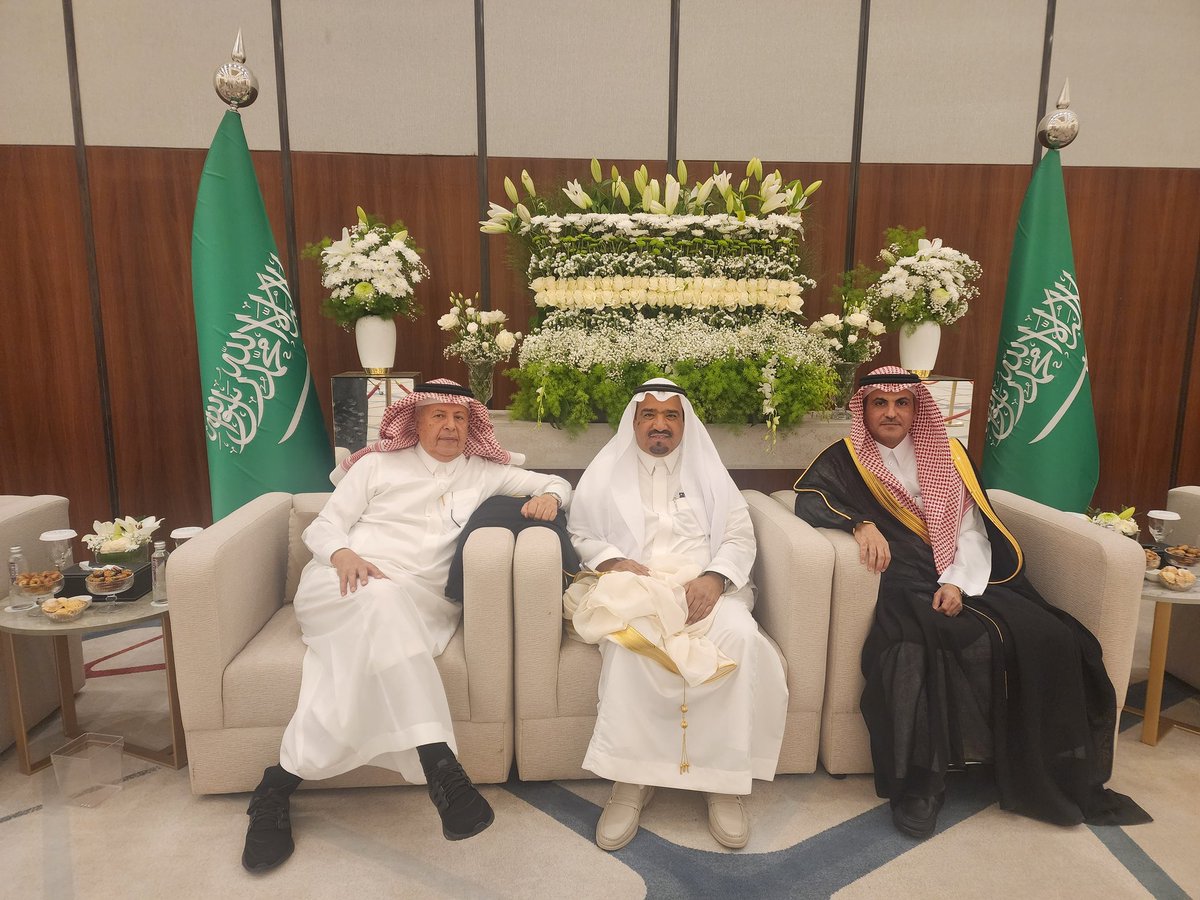grneat's tweet photo. مع اخي لامي الدكتور عبدالله ال خشيل المدير الطبي لمدينة الامير سلطان للقلب واخي الشيخ حمد العمار.ففي زواج ابن الأخت رحمها الله.علي بن عامر ال خشيل https://t.co/QlDpggKY69