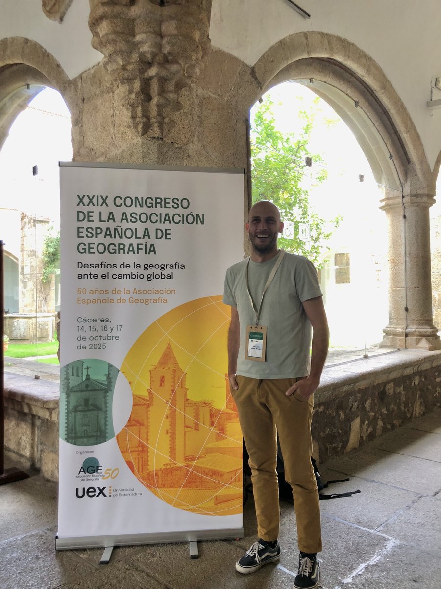 faculbi's tweet photo. Durante esta semana tuve la oportunidad de presentar un avance de mi trabajo de tesis doctoral en el marco del XXIX Congreso de la @AGE_Oficial que se realiza en la ciudad de Cáceres, España. https://t.co/jxaQIEmr1g