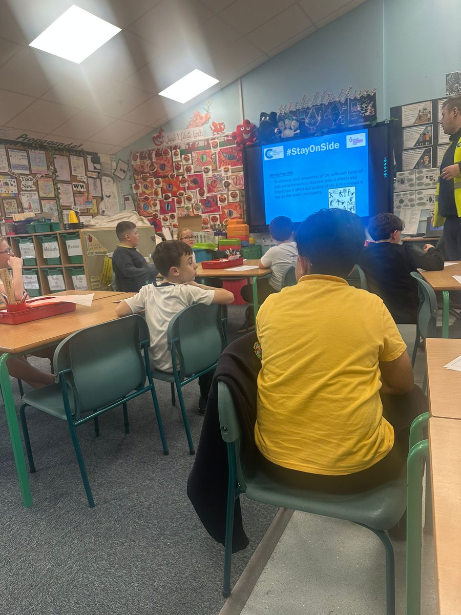 CefnCouncil's tweet image. 🎯 #StayOnSide Week 3 at Ysgol Rhosymedre

💻 Online Safety
🚓 ASB &amp;amp; community impact
🏫 Welsh language skills with @YsgolMinyDdol 
🎃 Hoopy &amp;amp; Jacqueline’s Halloween video
🤾‍♂️ Handball fun!

🏅 Well done to our Welsh language medal winners! 👏

#CefnCommunityCouncil #StayOnSide