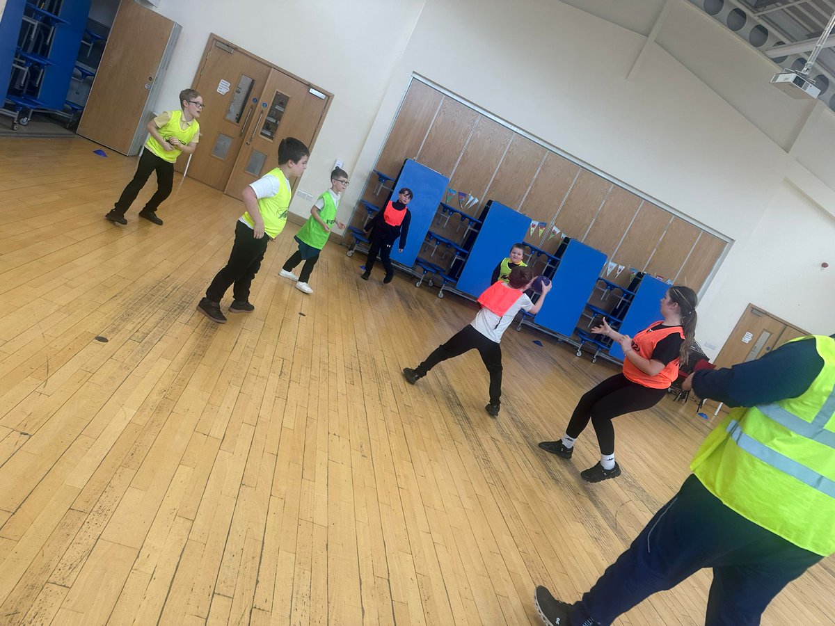 CefnCouncil's tweet image. 🎯 #StayOnSide Week 3 at Ysgol Rhosymedre

💻 Online Safety
🚓 ASB &amp;amp; community impact
🏫 Welsh language skills with @YsgolMinyDdol 
🎃 Hoopy &amp;amp; Jacqueline’s Halloween video
🤾‍♂️ Handball fun!

🏅 Well done to our Welsh language medal winners! 👏

#CefnCommunityCouncil #StayOnSide