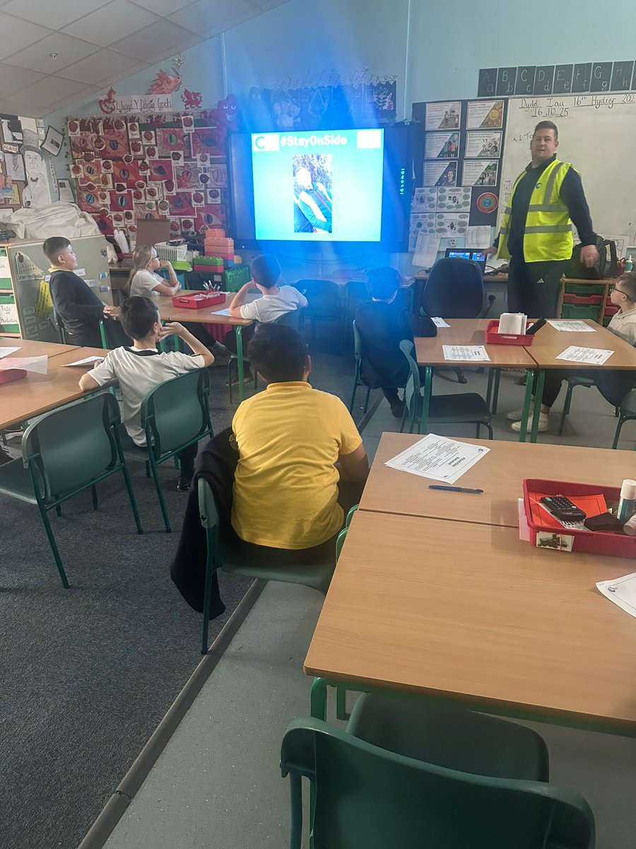 CefnCouncil's tweet image. 🎯 #StayOnSide Week 3 at Ysgol Rhosymedre

💻 Online Safety
🚓 ASB &amp;amp; community impact
🏫 Welsh language skills with @YsgolMinyDdol 
🎃 Hoopy &amp;amp; Jacqueline’s Halloween video
🤾‍♂️ Handball fun!

🏅 Well done to our Welsh language medal winners! 👏

#CefnCommunityCouncil #StayOnSide