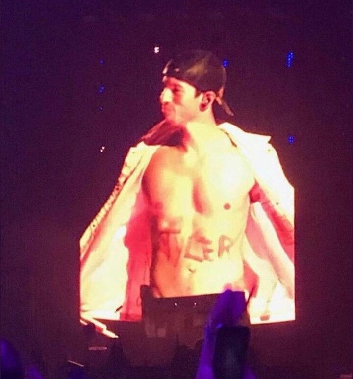 tyjumpsuit's tweet photo. sometimes i remember this happened and have to take a deep breath for a minute https://t.co/8Yn1HxQyH8