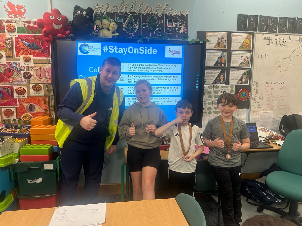 CefnCouncil's tweet image. 🎯 #StayOnSide Week 3 at Ysgol Rhosymedre

💻 Online Safety
🚓 ASB &amp;amp; community impact
🏫 Welsh language skills with @YsgolMinyDdol 
🎃 Hoopy &amp;amp; Jacqueline’s Halloween video
🤾‍♂️ Handball fun!

🏅 Well done to our Welsh language medal winners! 👏

#CefnCommunityCouncil #StayOnSide