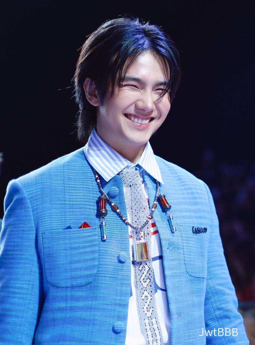 JwtBBB's tweet image. ถึงน้องบิว @JakeB4rever
พี่นั่งดูบิวจาก front row ด้วยความภูมืใจ สำหรับพี่ ขอแค่เป็นบิวพี่ยินดีซัพพอร์ตเสมอ วันนี้บิวเก่งมากๆ พี่และบียัวร์ ทั้งที่เข้างานกว่าร้อยคน+กองเชียร์ทางบ้าน ดีใจกับบิวนะคับ รักบิว 💙💙

BUILD AT SIAM PARAGON

#SiamParagonBIFW2025xBuild