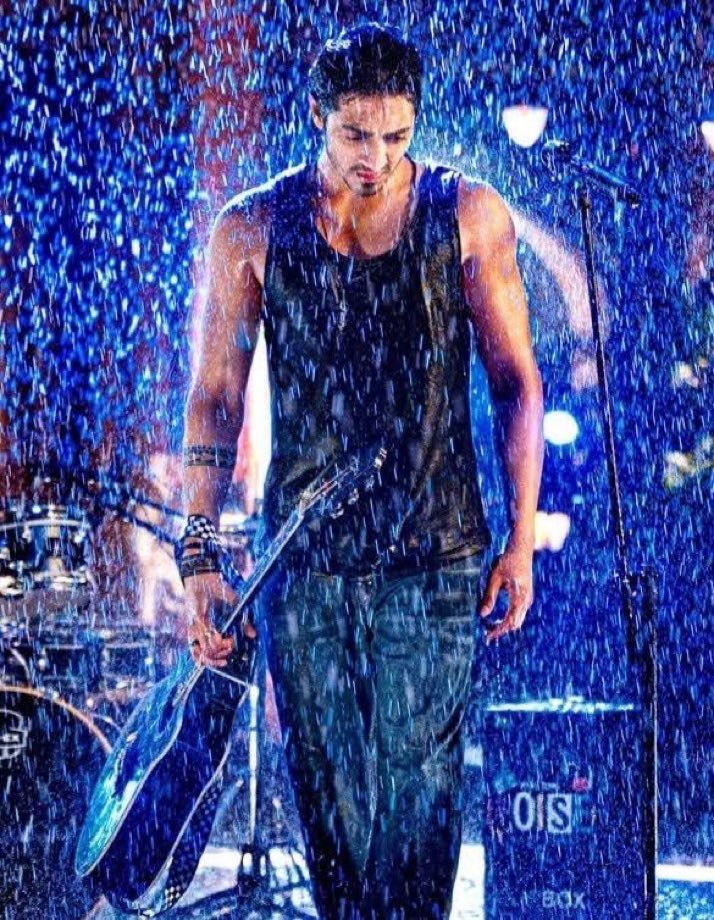 ahaan_pandayy's tweet photo. Your love poured like the rain and Krish felt every drop of it 🌧️❤️‍🔥 

#greatfulforlove  #saiyaara https://t.co/qem1ihXcgf