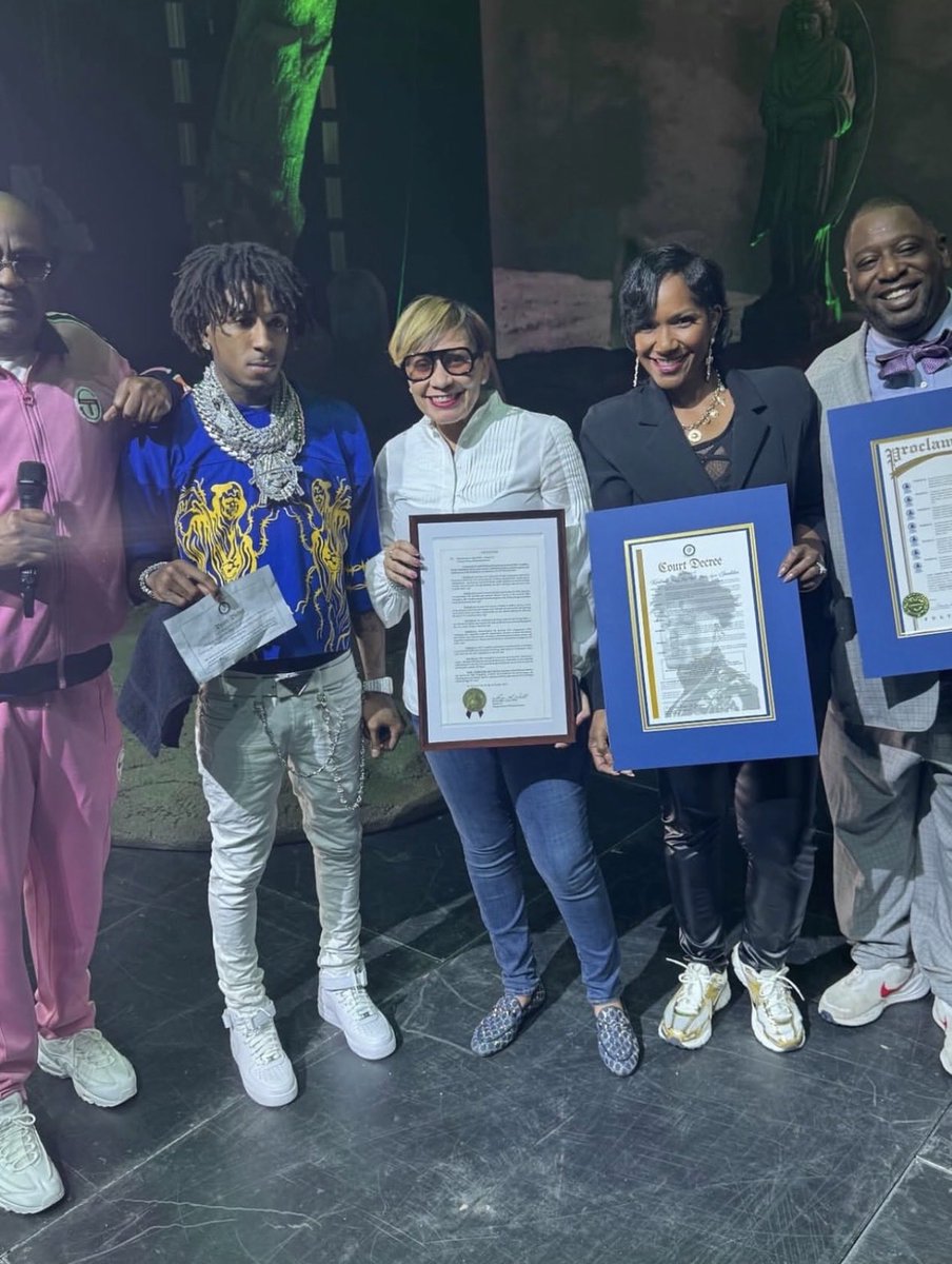 essie and millions tweet media