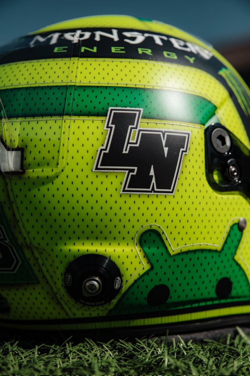 LN4's tweet image. Can’t stop staring. he really pulled off an american football jersey helmet and IT'S PERFECT