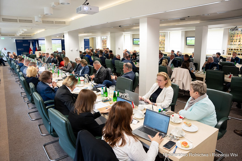 📍 Dzisiaj, 16 października w siedzibie Ministerstwa Rolnictwa i Rozwoju Wsi odbyło się kolejne spotkanie konsultacyjne ministra Stefana Krajewskiego <a href="/StefanKrajewski/">Stefan Krajewski</a> z przedstawicielami organizacji z sektora rolno-spożywczego. 

Spotkanie stanowiło kontynuację dialogu