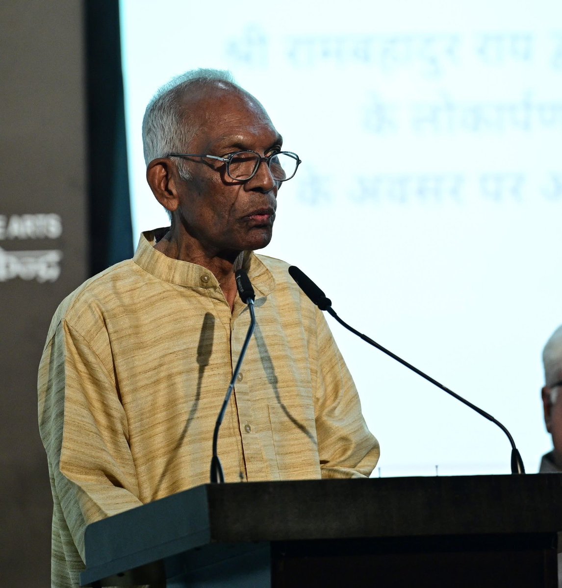 JBrajeshkumar's tweet image. प्रभाष जी को केंद्र में रखकर कई किताबें लिखी गई हैं। उनमें “जनसत्ता के प्रभाष जोशी” पुस्तक का स्वाद अनूठा है। आज ही पुस्तक का विमोचन कला केंद्र में हुआ। कुछ तस्वीरें यहाँ हैं 
#IGNCA #Jansatta  #Hindijournalism  #booklaunch  #Journalism #Media