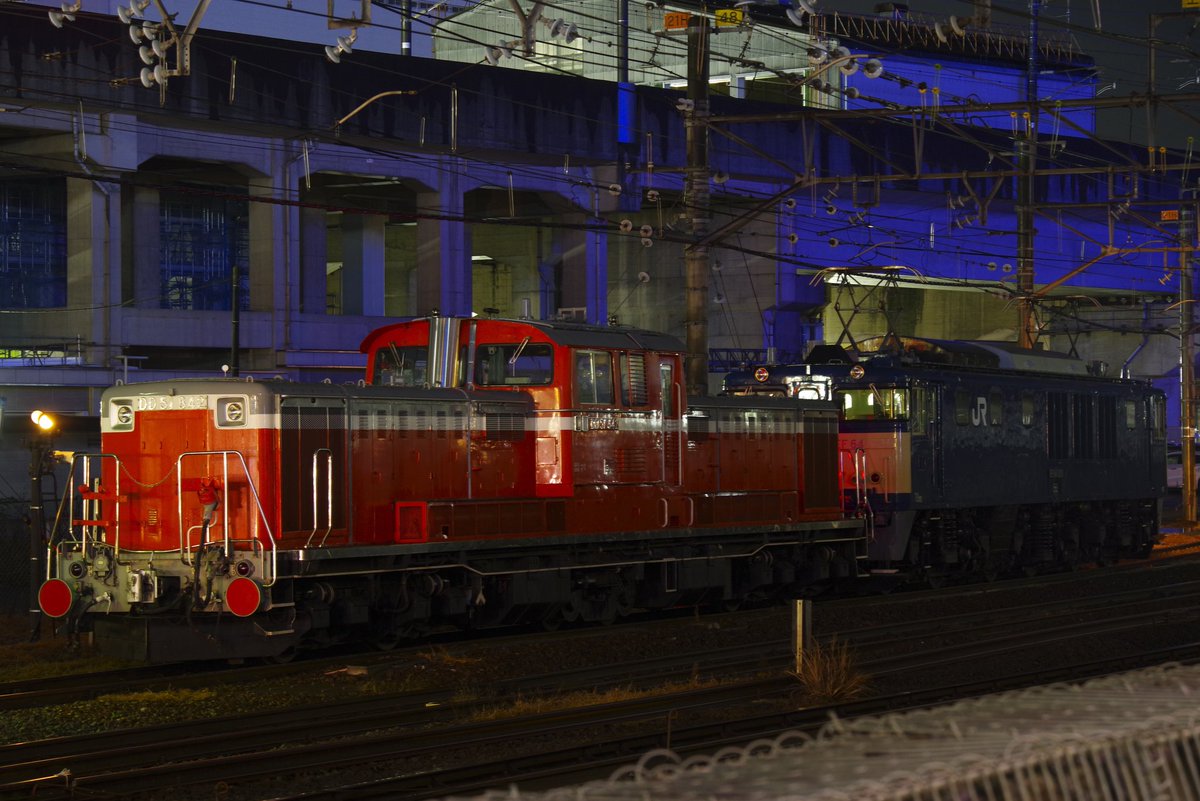 Lizulit_11's tweet photo. 2025/10/16(木曜)

配9724レ　NN廃回(出区)
EF64-1030+DD51-842

高崎アリーナで見送ってきました。
遂にお召機も廃車に。
保存になるのか解体になるのか…

#リズリット撮影記 https://t.co/d1EIaat81K